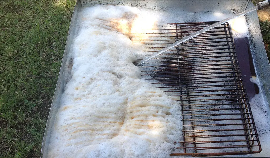 cleaning smoker grates